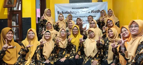 Dari Kepala Sekolah ke Guru, Trisnatun Purna Tugas dengan Karya Sastra