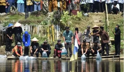 Salingtemas di Situ Elok,  Aksi Nyata Peduli Lingkungan oleh SMP Negeri 1 Cilongok